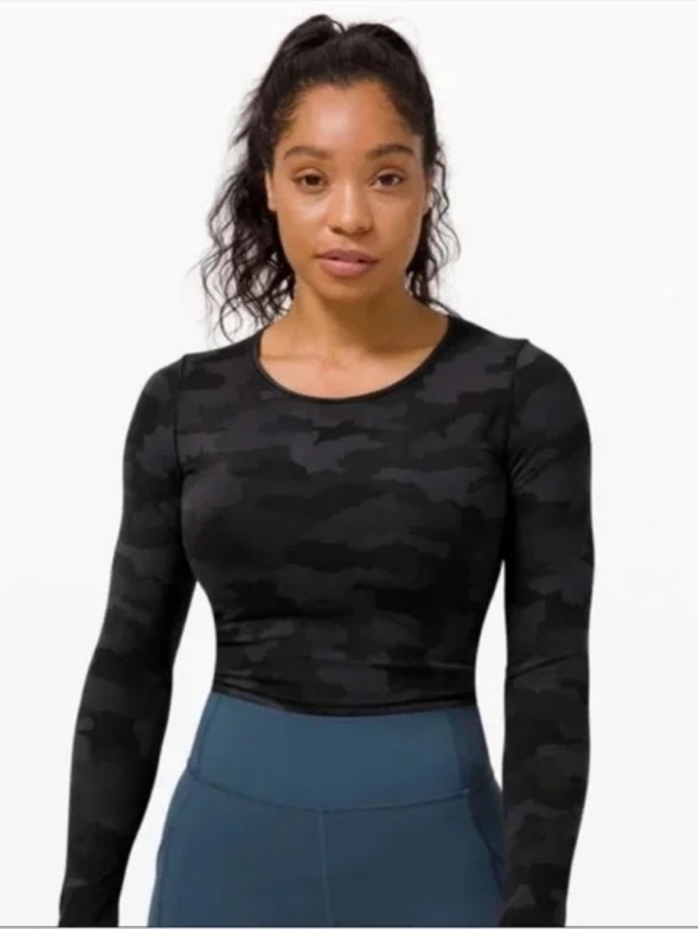 🖤 lululemon Long Sleeve Cropped Top – Dark Camo – Approx. Size 4